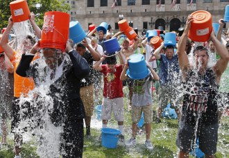Как флешмоб Ice Bucket Challenge сделал $10 млн в течение одного дня Как флешмоб Ice Bucket Challenge сделал $10 млн в течение одного дня