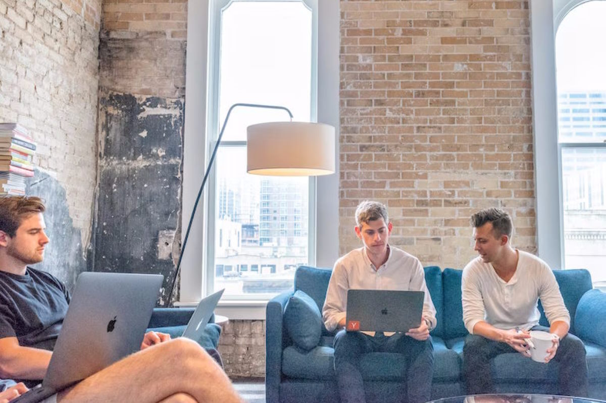 Маркетинг в руках эйчаров: как компании привлекают сотрудников с помощью соцсетей, подкастов и лендингов