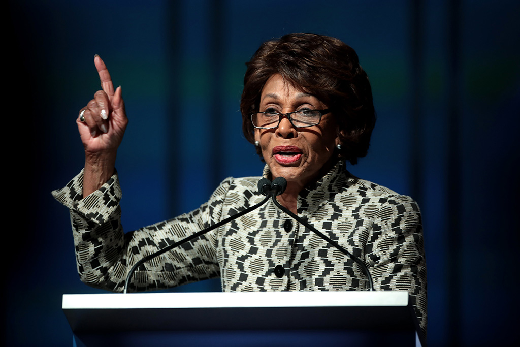 Максин Вотерс предлагает Facebook