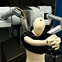 Ученые из США научили робота одевать людей Ученые из США научили робота одевать людей